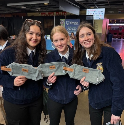 <p><strong>Fueling</strong> Communities</p>